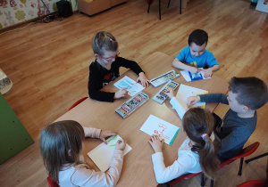 Dzieci tworzą swoje własne książeczki